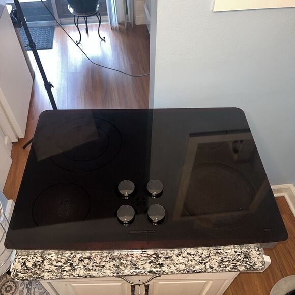 Jenn Air CCE3401B 30 Inch Electric 4 Burner Cooktop Glass Top 3 Wire 120/240V - Picture 1 of 7